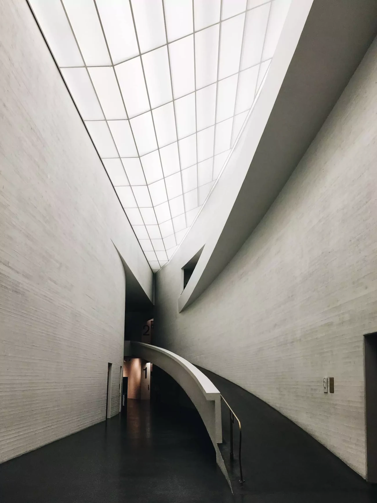 En rampe langs en buet væg i Kiasma Museu, Helsinki, Finland